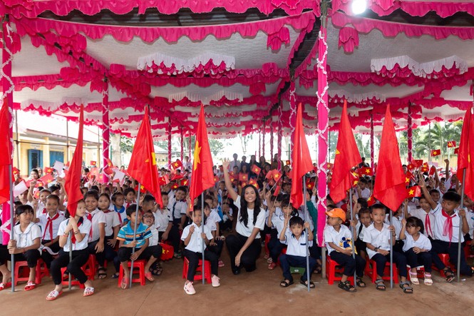 Hoa hậu Lương Thuỳ Linh và hai á hậu nổi bật ở Hà Nội với sắc xanh gợi cảm - ảnh 5