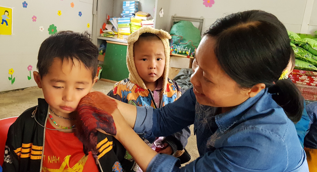 Hai cô giáo “hy sinh” tuổi xuân để làm mẹ của 17 đứa trẻ H’Mông - ảnh 4
