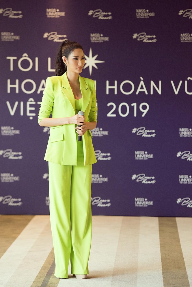 Hoàng Thuỳ khoe vòng 1 'bỏng mắt' với bộ vest màu xanh lá 'nổi bần bật' - ảnh 1