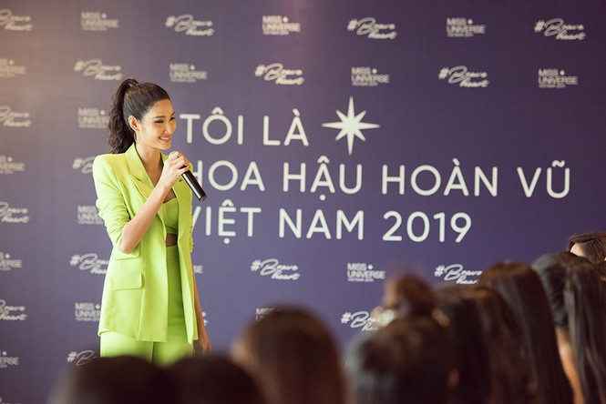 Hoàng Thuỳ khoe vòng 1 'bỏng mắt' với bộ vest màu xanh lá 'nổi bần bật' - ảnh 2