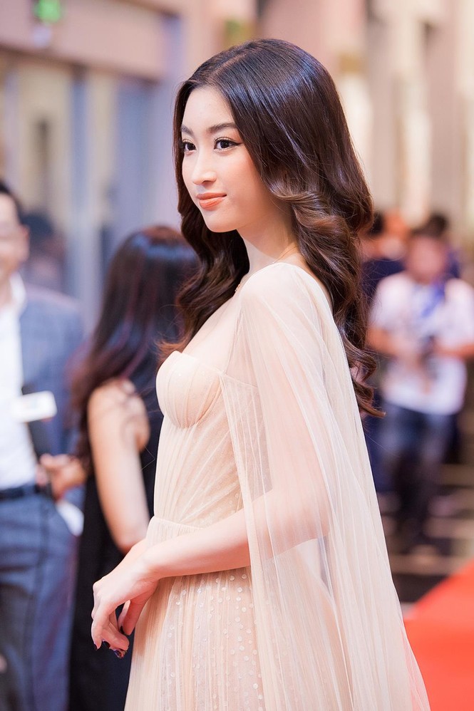 Hoa hậu Mỹ Linh tựa 'nữ thần gợi cảm' trên thảm đỏ VTV Awards 2019 - ảnh 3