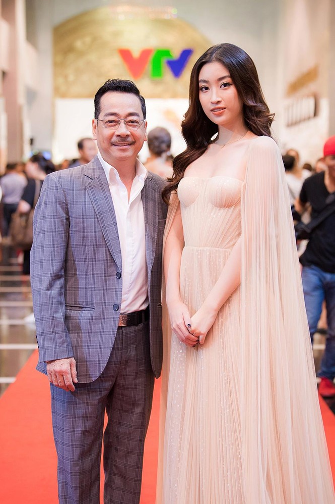 Hoa hậu Mỹ Linh tựa 'nữ thần gợi cảm' trên thảm đỏ VTV Awards 2019 - ảnh 4