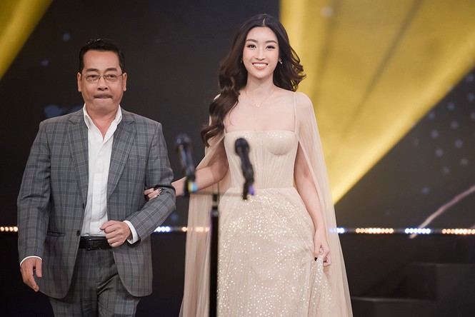 Hoa hậu Mỹ Linh tựa 'nữ thần gợi cảm' trên thảm đỏ VTV Awards 2019 - ảnh 6