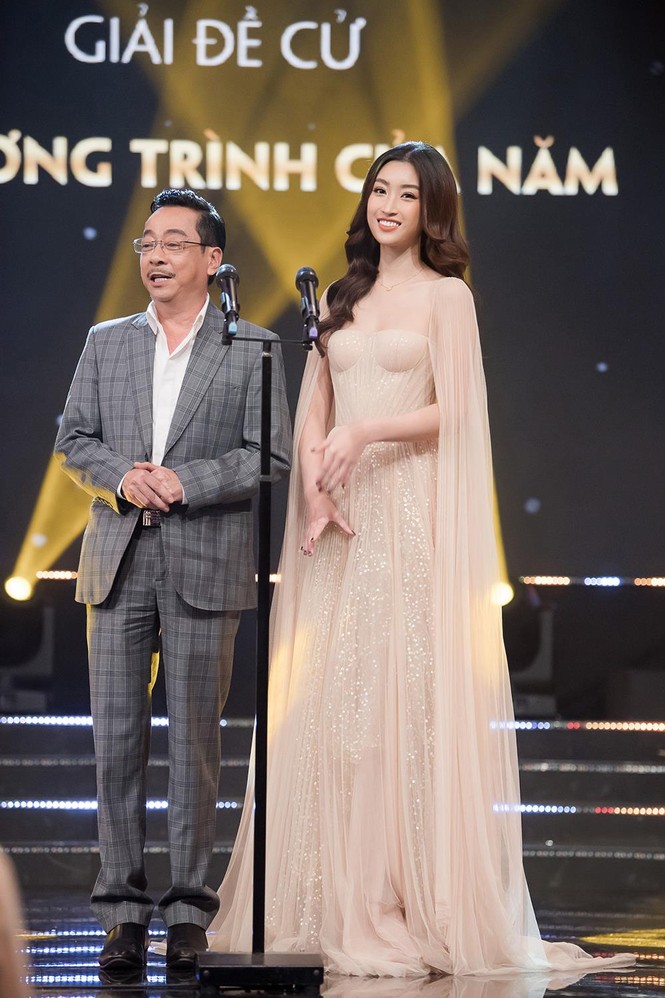 Hoa hậu Mỹ Linh tựa 'nữ thần gợi cảm' trên thảm đỏ VTV Awards 2019 - ảnh 7
