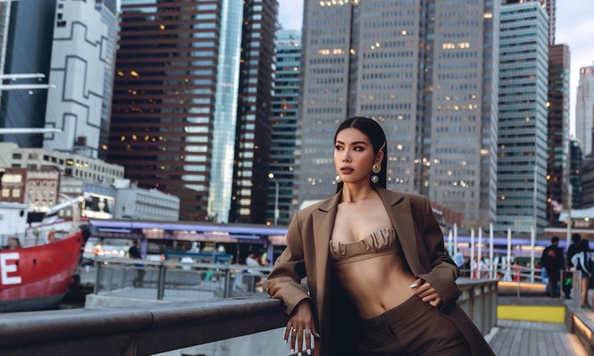 Minh Tú phanh vest khoe nội y táo bạo trên đường phố New York - ảnh 6