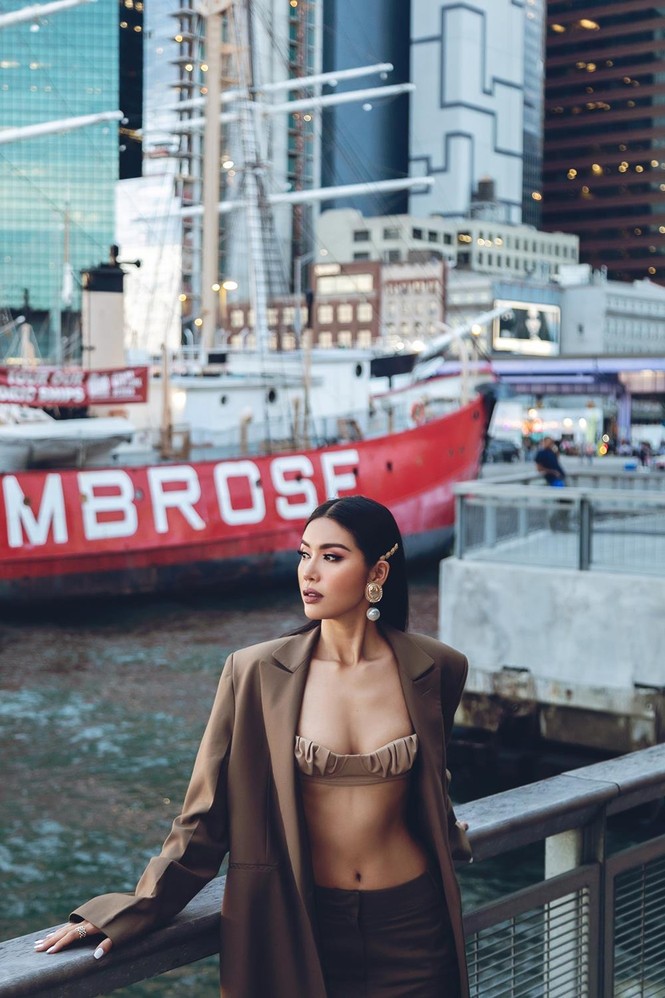Minh Tú phanh vest khoe nội y táo bạo trên đường phố New York - ảnh 8