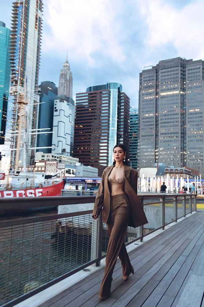 Minh Tú phanh vest khoe nội y táo bạo trên đường phố New York - ảnh 5