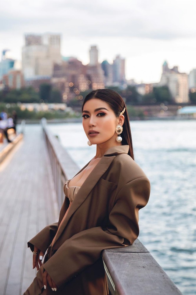 Minh Tú phanh vest khoe nội y táo bạo trên đường phố New York - ảnh 9