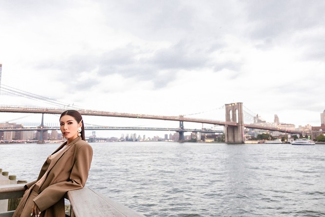 Minh Tú phanh vest khoe nội y táo bạo trên đường phố New York - ảnh 10