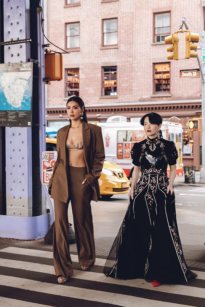 Minh Tú phanh vest khoe nội y táo bạo trên đường phố New York - ảnh 4
