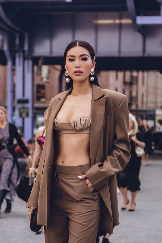Minh Tú phanh vest khoe nội y táo bạo trên đường phố New York - ảnh 3