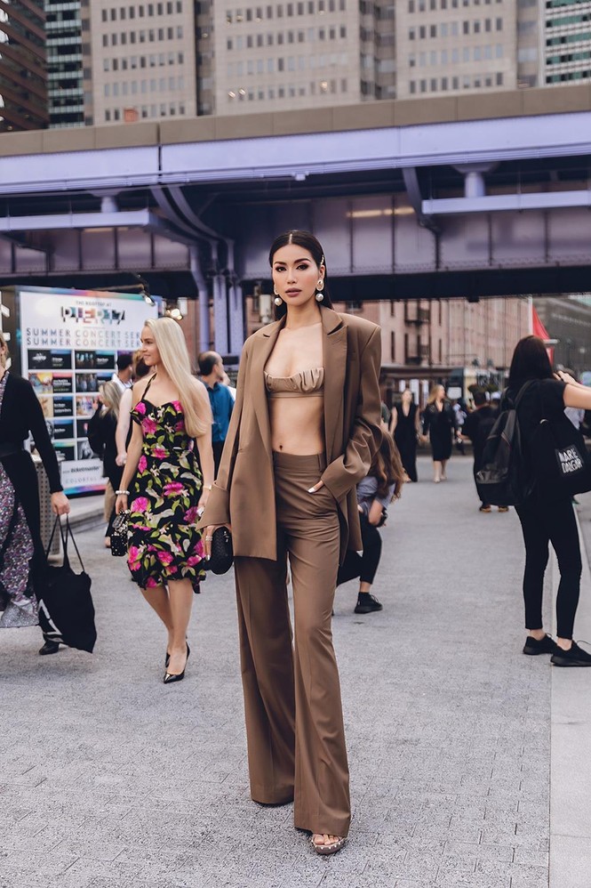 Minh Tú phanh vest khoe nội y táo bạo trên đường phố New York - ảnh 1