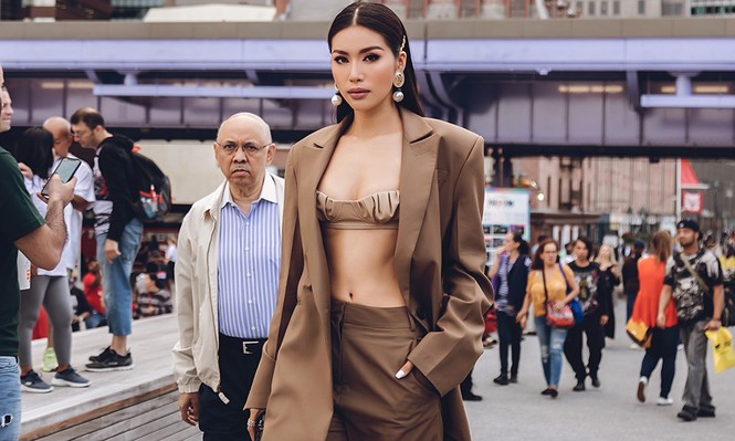 Minh Tú phanh vest khoe nội y táo bạo trên đường phố New York - ảnh 2