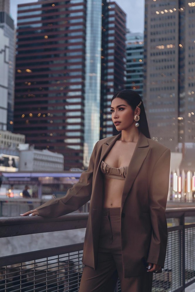 Minh Tú phanh vest khoe nội y táo bạo trên đường phố New York - ảnh 7