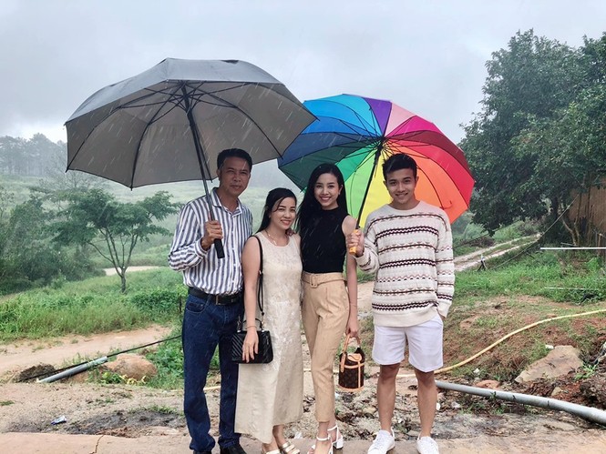 Á hậu Thuý An khoe em ruột điển trai ngời ngời khiến hội chị em 'phát sốt' - ảnh 1