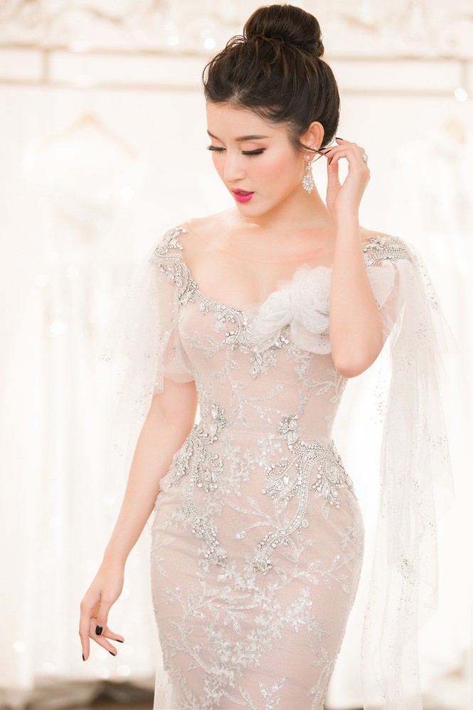 Huyền My, Tiểu Vy mặc váy dạ hội xuyên thấu khoe đường cong quyến rũ - ảnh 2