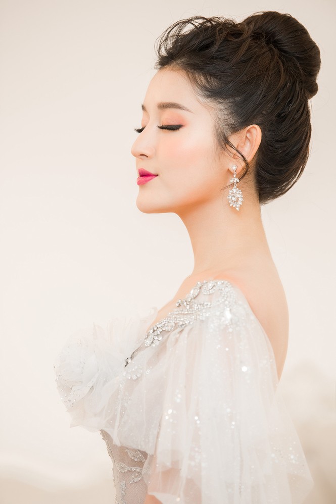 Huyền My, Tiểu Vy mặc váy dạ hội xuyên thấu khoe đường cong quyến rũ - ảnh 3