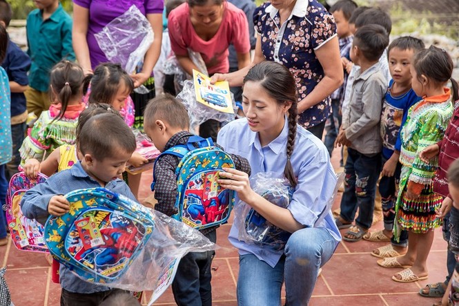H'Hen Niê sắc lạnh tựa điệp viên, Hoàng Thuỳ kiêu sa chuẩn 'beauty queen' - ảnh 16
