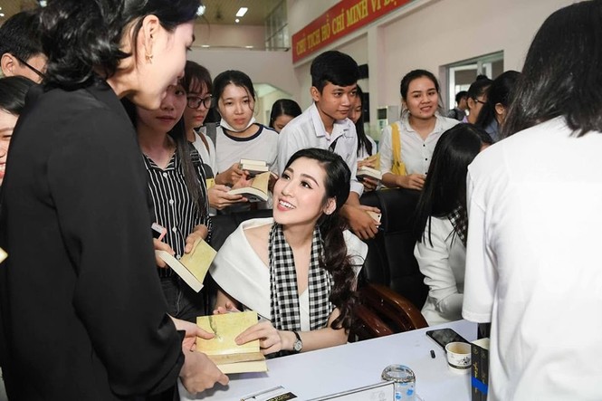 Minh Tú, Mâu Thuỷ mặc gợi cảm 'đọ' độ nóng bỏng - ảnh 12