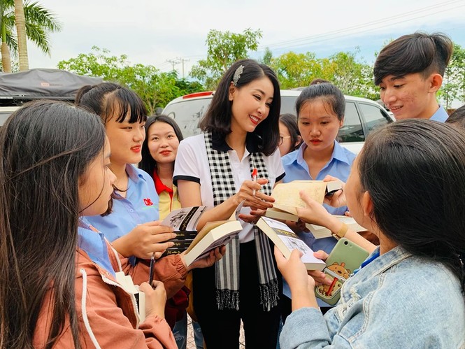 Minh Tú, Mâu Thuỷ mặc gợi cảm 'đọ' độ nóng bỏng - ảnh 10