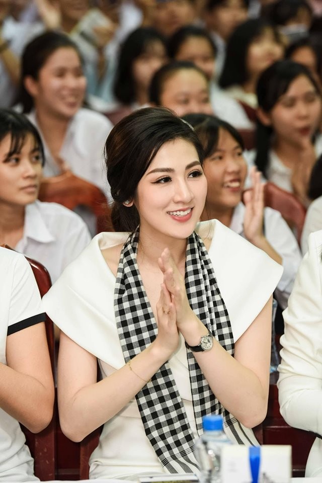 Minh Tú, Mâu Thuỷ mặc gợi cảm 'đọ' độ nóng bỏng - ảnh 11