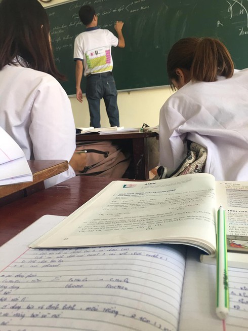 Thầy giáo quốc dân in cả bảng tuần hoàn hóa học lên áo - ảnh 1