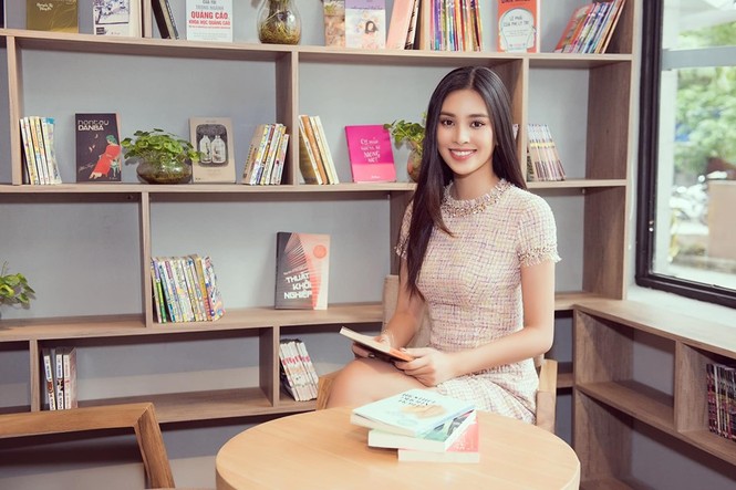 Hoa hậu Lương Thuỳ Linh đội vương miện, mặc váy trễ vai khoe khéo vòng 1 gợi cảm - ảnh 8