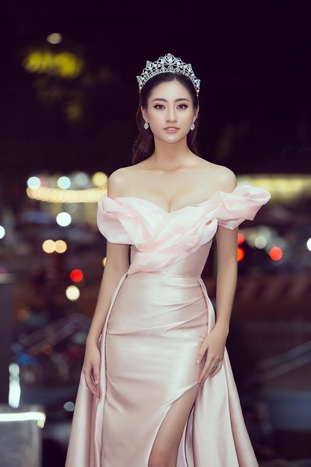 Hoa hậu Lương Thuỳ Linh đội vương miện, mặc váy trễ vai khoe khéo vòng 1 gợi cảm - ảnh 2