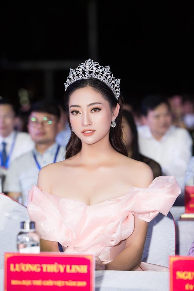 Hoa hậu Lương Thuỳ Linh đội vương miện, mặc váy trễ vai khoe khéo vòng 1 gợi cảm - ảnh 3