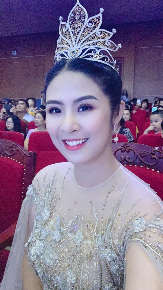 Hoa hậu Lương Thuỳ Linh đội vương miện, mặc váy trễ vai khoe khéo vòng 1 gợi cảm - ảnh 5