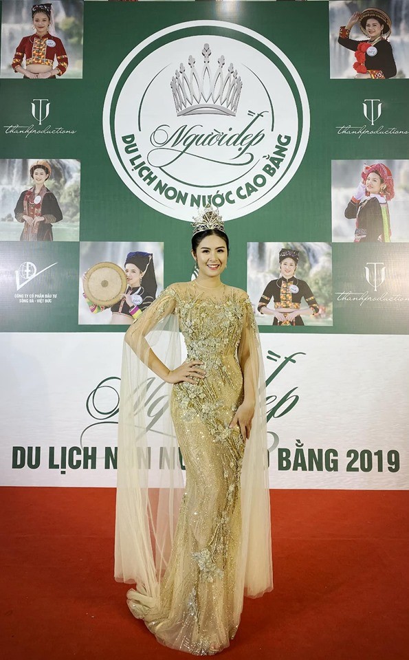 Hoa hậu Lương Thuỳ Linh đội vương miện, mặc váy trễ vai khoe khéo vòng 1 gợi cảm - ảnh 4