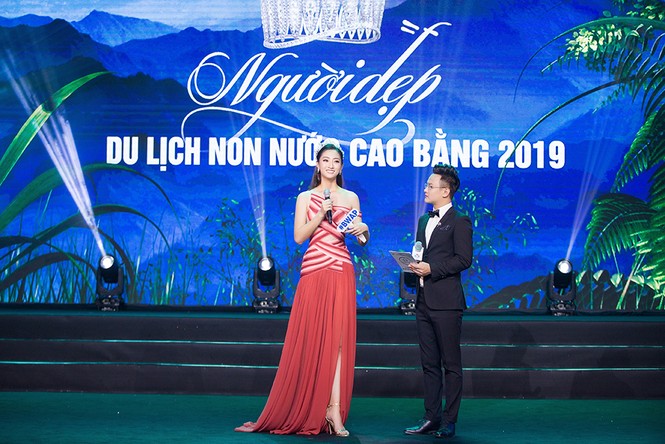 Lương Thuỳ Linh diện váy xắt xẻ gợi cảm trong lần đầu ngồi ghế giám khảo - ảnh 8