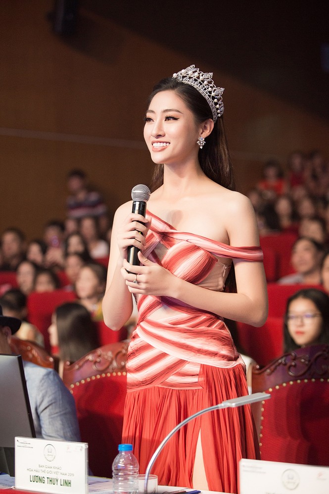 Lương Thuỳ Linh diện váy xắt xẻ gợi cảm trong lần đầu ngồi ghế giám khảo - ảnh 7