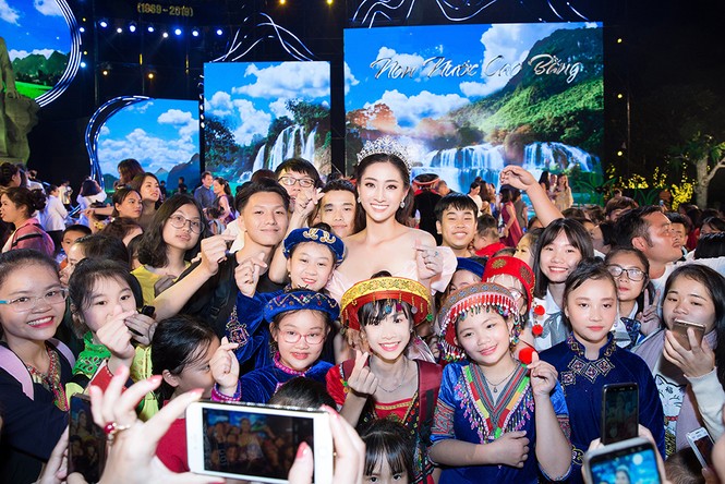 Lương Thuỳ Linh diện váy xắt xẻ gợi cảm trong lần đầu ngồi ghế giám khảo - ảnh 11