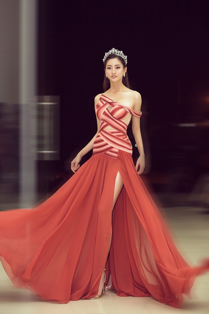 Lương Thuỳ Linh diện váy xắt xẻ gợi cảm trong lần đầu ngồi ghế giám khảo - ảnh 3