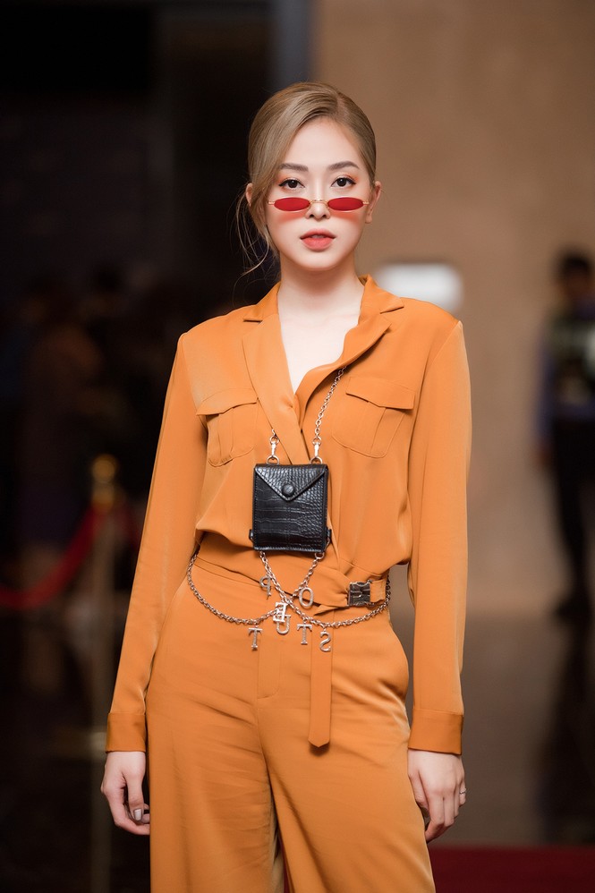 Á hậu Phương Nga-Bình An diện đồ như fashionista, tình tứ đi xem thời trang - ảnh 1