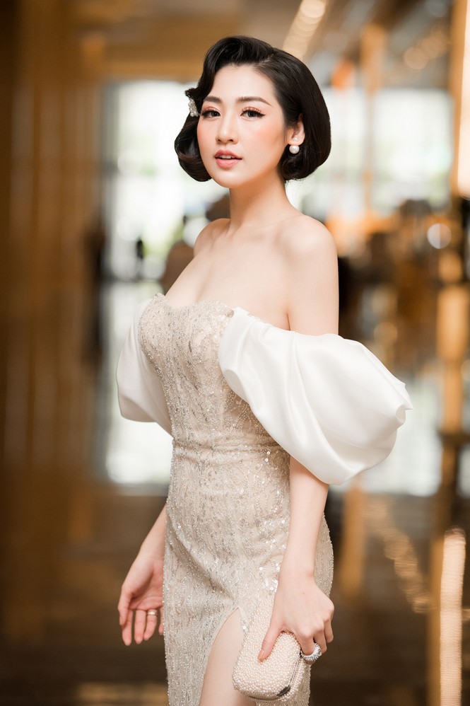 Á hậu Tú Anh diện váy trễ vai gợi cảm 'đốn tim' fan - ảnh 2