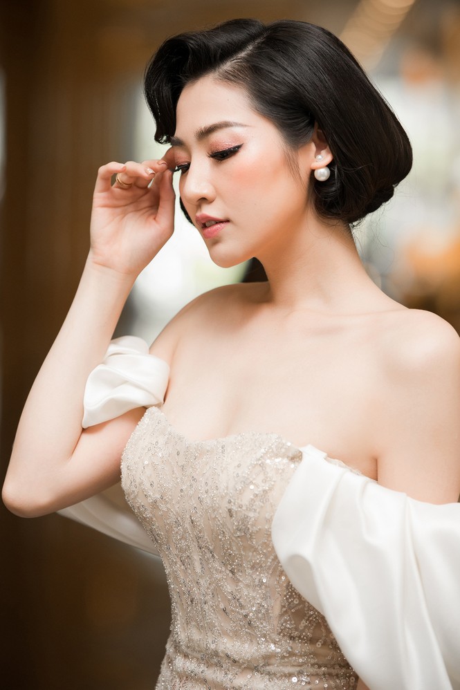 Á hậu Tú Anh diện váy trễ vai gợi cảm 'đốn tim' fan - ảnh 3