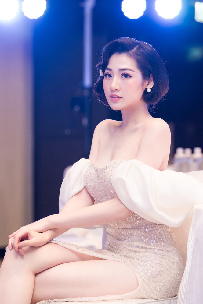 Á hậu Tú Anh diện váy trễ vai gợi cảm 'đốn tim' fan - ảnh 6