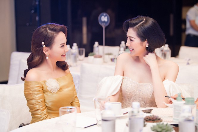Á hậu Tú Anh diện váy trễ vai gợi cảm 'đốn tim' fan - ảnh 8