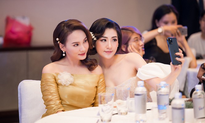 Á hậu Tú Anh diện váy trễ vai gợi cảm 'đốn tim' fan - ảnh 9