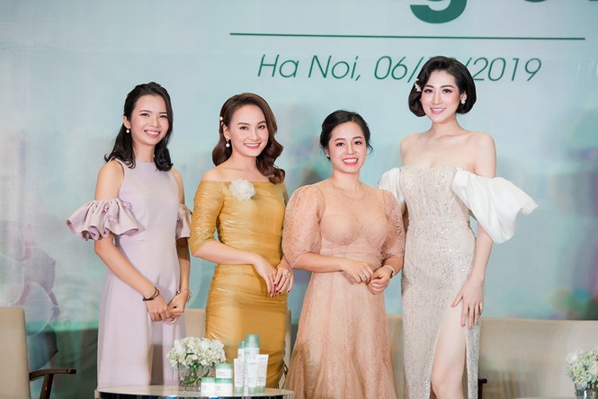 Á hậu Tú Anh diện váy trễ vai gợi cảm 'đốn tim' fan - ảnh 10
