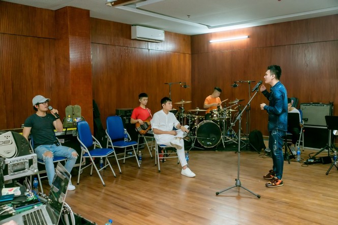 Hồ Hoài Anh xuất hiện ủ rũ sau ồn ào ly hôn - ảnh 1