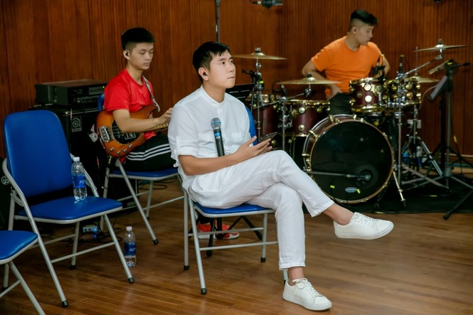Hồ Hoài Anh xuất hiện ủ rũ sau ồn ào ly hôn - ảnh 4
