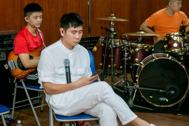 Hồ Hoài Anh xuất hiện ủ rũ sau ồn ào ly hôn - ảnh 3
