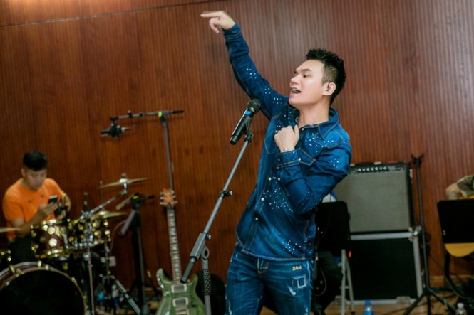 Hồ Hoài Anh xuất hiện ủ rũ sau ồn ào ly hôn - ảnh 6
