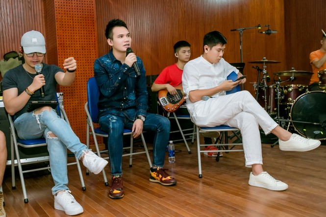 Hồ Hoài Anh xuất hiện ủ rũ sau ồn ào ly hôn - ảnh 2