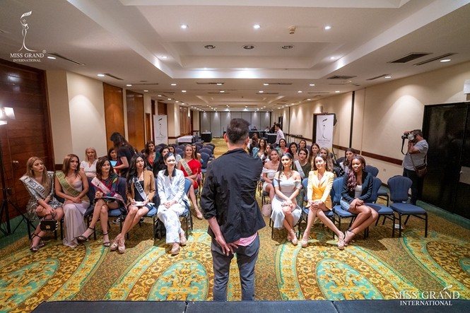 Á hậu Kiều Loan mặc suit cá tính giữa rừng thí sinh Miss Grand 'bánh bèo' - ảnh 1