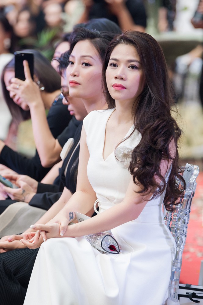 Á hậu Hoàng Anh khoe bụng bầu 7 tháng, hội ngộ dàn Hoa hậu đình đám - ảnh 17