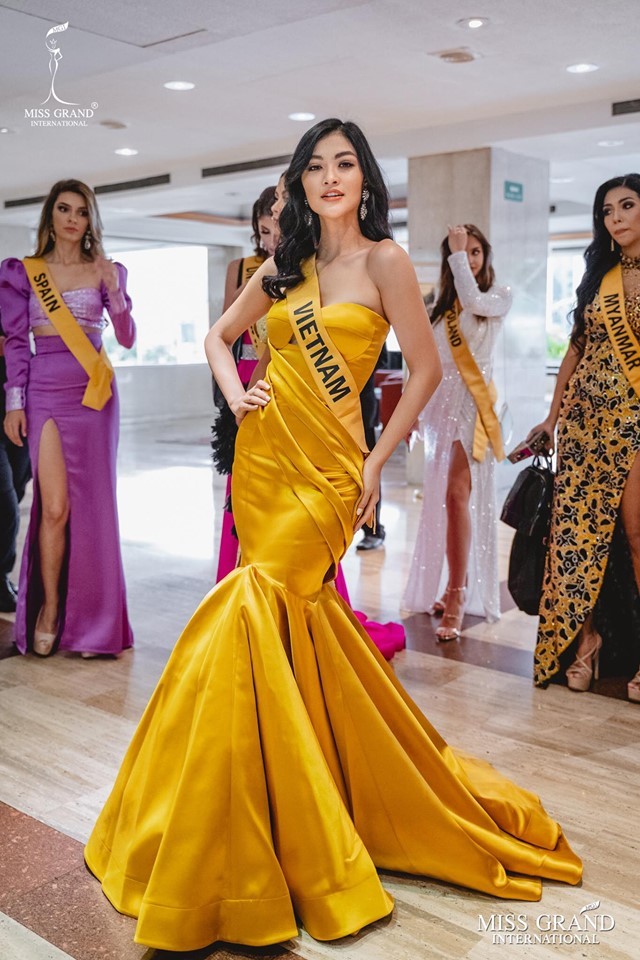 Xuất hiện cuối cùng, Kiều Loan đội vương miện như veddette ở họp báo Miss Grand - ảnh 5